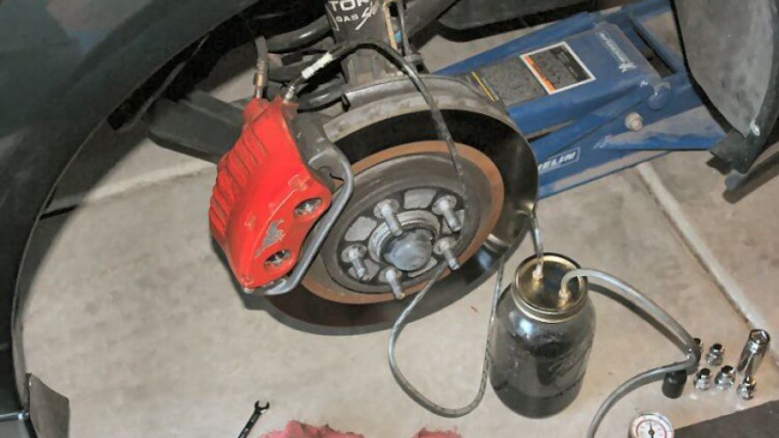 Ezért ne feledkezz meg a fékfolyadék cseréjéről